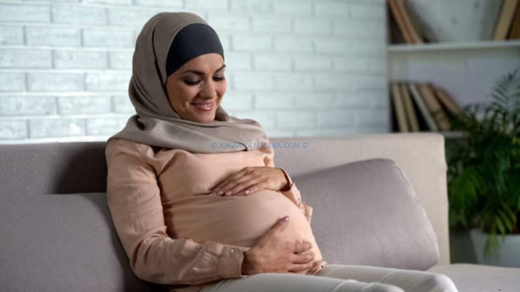 حكم إفطار الحامل في رمضان وكفارته
